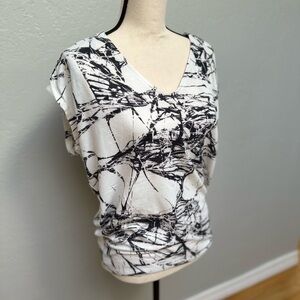Forever 21 Monochrome Abstract Short Sleeve Top